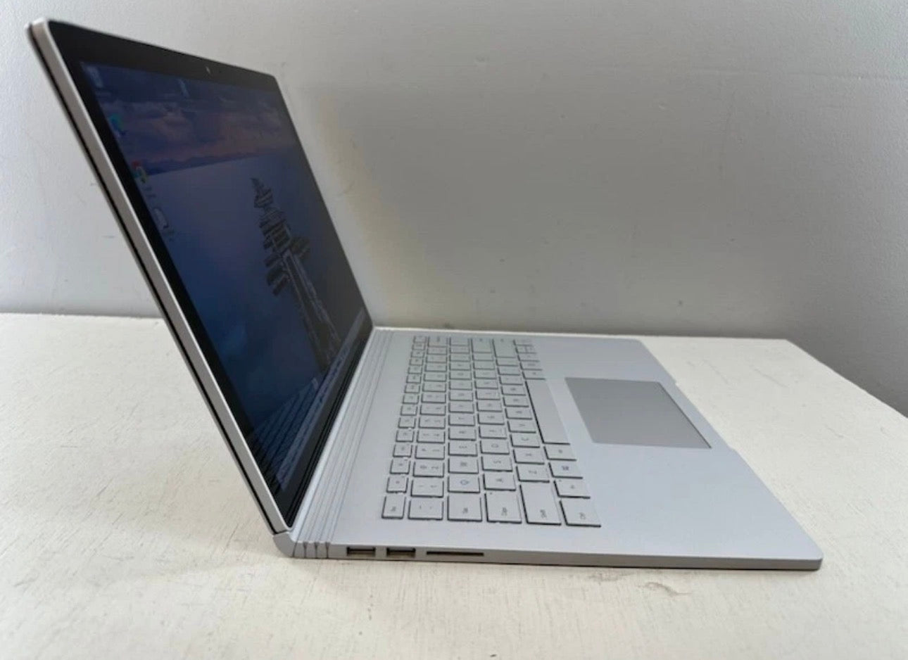 Microsoft Surface Book 13.5 1703 - Intel i7-6600u, 16GB RAM, 512GB